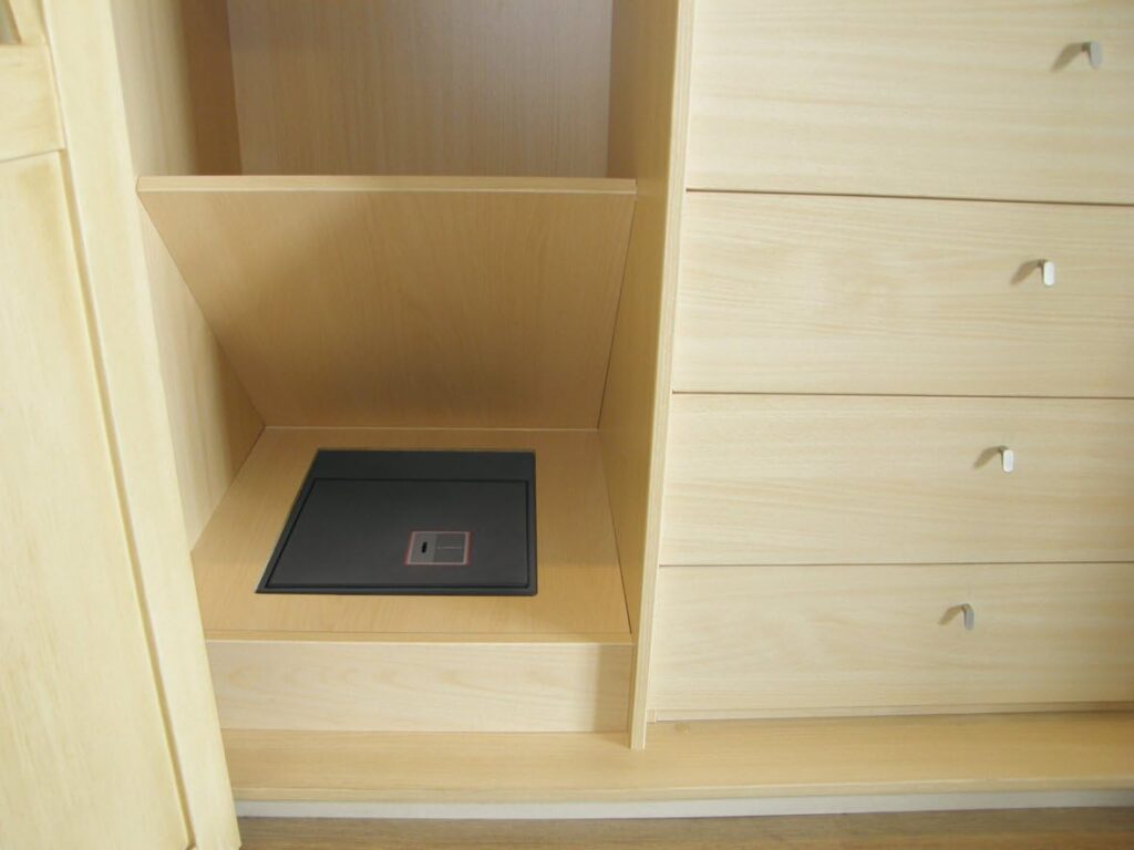 Caja fuerte camuflada en suelo